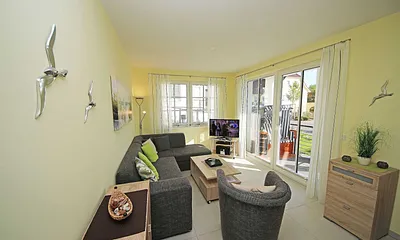 Wohnbereich mit vollwertiger Schlafcouch mit Ottomane (Aufbettung 3. Person, 1,25m x 2,00m), Couchtisch, Leselampe, Smart-TV, Blu Ray Player, Mini-Stereo-Anlage und Insektenschutzgitter