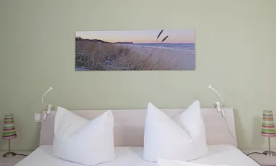 Schlafzimmer mit Doppelbett (1,80m x 2,00m), 2 Nachttischkonsolen, Flachbildschirm-TV-Gerät, Insektenschutzgitter und ein Kleiderschrank