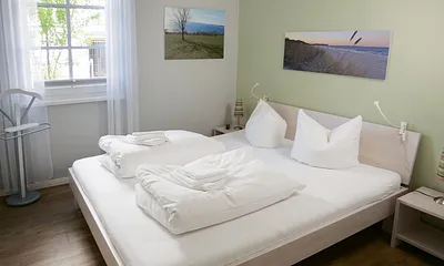 Schlafzimmer mit Doppelbett (1,80m x 2,00m), 2 Nachttischkonsolen, Flachbildschirm-TV-Gerät, Insektenschutzgitter und ein Kleiderschrank