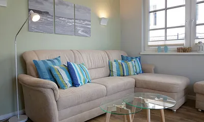 Wohnzimmer mit gemütlicher Couch(Aufbettung 3. Person/ 1,20m x 2,00m),Leselampe,Esstisch,Flachbildschirm TV-Geräte,CD-Player,Speicherkarten/USB-Wiedergabe ein DVD-Player