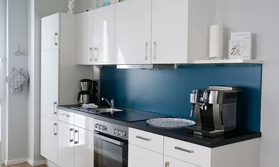 Einbauküche mit 4-Zonen-Cerankochfeld und Backofen, Kühlschrank mit 3*-Gefrierfach, Toaster, Wasserkocher, Geschirrspülmaschine, Kaffeemaschine mit Thermoskanne sowie einen Delongi Kaffeevollautomat  