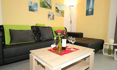 Wohnbereich mit Sitzlandschaft, Leselampe, Smart-TV, Blu-Ray / DVD Player, Sound-Anlage und DAB-Radio