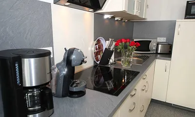 Küchenzeile mit hochwertigem Ceranfeld, Geschirrspüler, Abzugshaube, separatem Backofen, Mikrowelle mit Grillfunktion, Kaffeemaschine, Kapselmaschine ( Dolce Gusto ), Wasserkocher & Toaster 