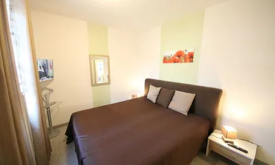 Schlafzimmer mit Boxspringbett (1,60 m x 2,00 m), Full HD Flachbildschirm, stillen Diener, zwei Nachtkonsolen, Kleiderschrank und Insektenschutzgitter