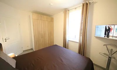 Schlafzimmer mit Boxspringbett (1,60 m x 2,00 m), Full HD Flachbildschirm, stillen Diener, zwei Nachtkonsolen, Kleiderschrank und Insektenschutzgitter