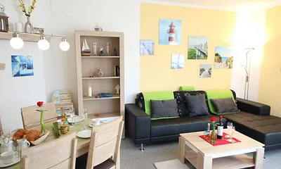 Wohnbereich mit Sitzlandschaft, Leselampe, Smart-TV, Blu-Ray / DVD Player, Sound-Anlage und DAB-Radio