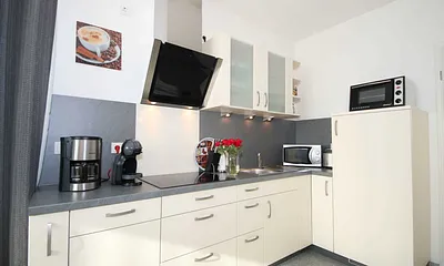 Küchenzeile mit hochwertigem Ceranfeld, Geschirrspüler, Abzugshaube, separatem Backofen, Mikrowelle mit Grillfunktion, Kaffeemaschine, Kapselmaschine ( Dolce Gusto ), Wasserkocher & Toaster 