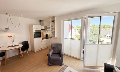 offener Küchenbereich mit Esstisch