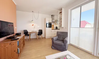 Wohn-und Essbereich mit Blick zur Küche