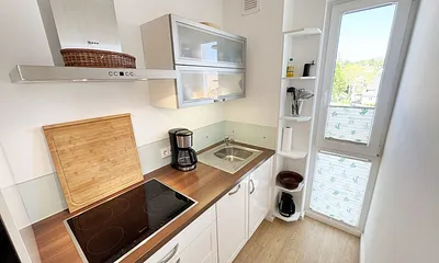 Küchenzeile mit diversen Küchenhelfern