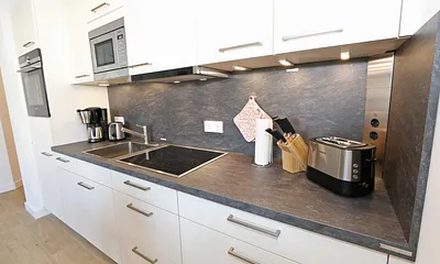 Küchenzeile mit Kaffeemaschine