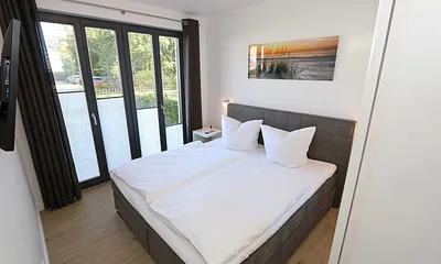 erstes Schlafzimmer mit Boxspringbett