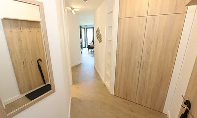 heller Flurbereich mit Garderobe