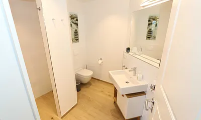 kleines Badezimmer mit WC