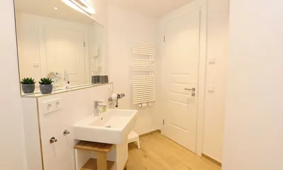 kleines Badezimmer mit Spiegel