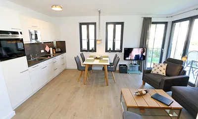 modernes Wohnzimmer mit Blick zur Küche