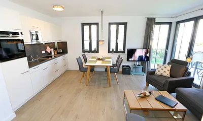 modernes Wohnzimmer mit Blick zur Küche