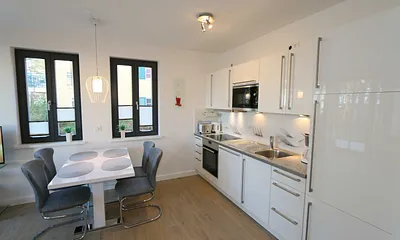 moderner Küchenbereich mit Esstisch