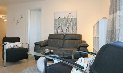 Wohnzimmer mit gemütlicher Couch