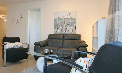 Wohnzimmer mit gemütlicher Couch