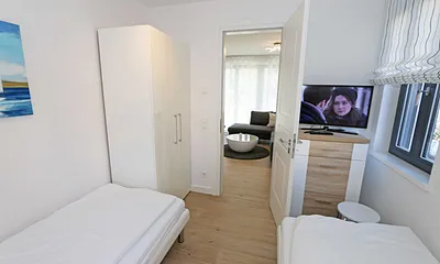 2. Schlafzimmer mit TV