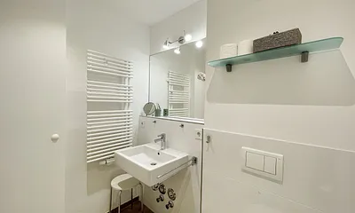 1. Bad mit Waschbecken