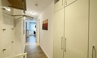 Flur mit großem Schrank