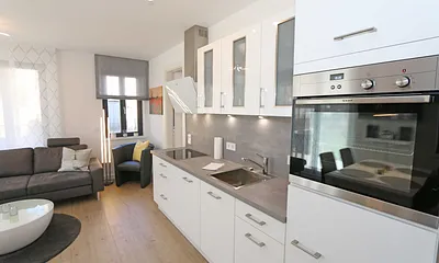 Küchenzeile mit Backofen