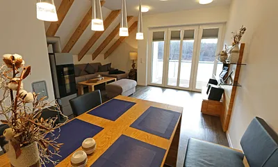 großer Eichenholztisch mit Freischwinger-Stühlen und bequemer Sitzbank