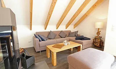 Wohnbereich mit gemütlicher Sitzlandschaft (Ausziehfunktion für die 3./4. Person (1,40 m x 2,00 m),Couchtisch,Hockerbank,Leselampe,Beistelltisch mit Tischlampe im maritimen Stil,Lowboard & Smart-Tv