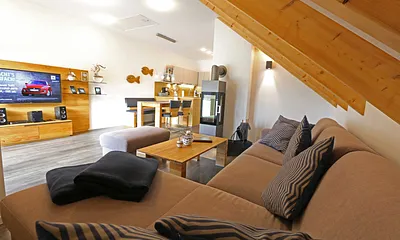 Wohnbereich mit gemütlicher Sitzlandschaft (Ausziehfunktion für die 3./4. Person (1,40 m x 2,00 m),Couchtisch,Hockerbank,Leselampe,Beistelltisch mit Tischlampe im maritimen Stil,Lowboard & Smart-Tv