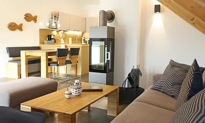 Wohnbereich mit gemütlicher Sitzlandschaft (Ausziehfunktion für die 3./4. Person (1,40 m x 2,00 m),Couchtisch,Hockerbank,Leselampe,Beistelltisch mit Tischlampe im maritimen Stil,Lowboard & Smart-Tv