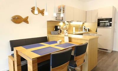 großer Eichenholztisch mit Freischwinger-Stühlen und bequemer Sitzbank