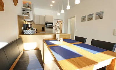 großer Eichenholztisch mit Freischwinger-Stühlen und bequemer Sitzbank