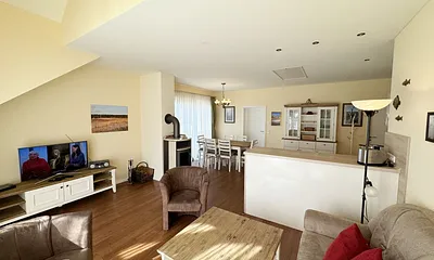 Wohn-/Esszimmer mit Massivmöbel im Landhausstil und bodentiefen Fenstern