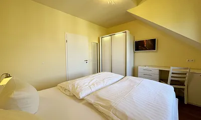 1. Schlafzimmer mit Schreibtisch