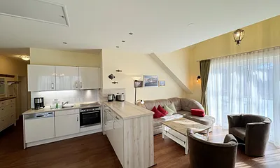 komfortable Küchenzeile mit modernen Küchengeräten - Cerankochfeld, Backofen, Kühlschrank mit Gefrierkombination, Spülmaschine, Kaffeemaschine, Wasserkocher, Toaster und diversen Kochutensilien