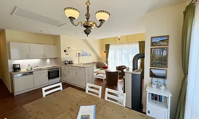 komfortable Küchenzeile mit modernen Küchengeräten - Cerankochfeld, Backofen, Kühlschrank mit Gefrierkombination, Spülmaschine, Kaffeemaschine, Wasserkocher, Toaster und diversen Kochutensilien