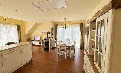 Blick vom Flur in das Wohnzimmer