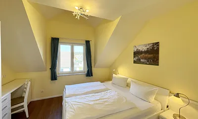 1. Schlafzimmer mit Doppelbett und Kleiderschrank