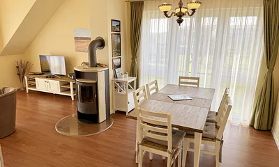 gemütlicher Wohnbereich mit Esstisch und Couch