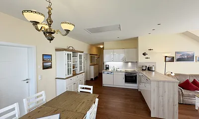 komfortable Küchenzeile mit modernen Küchengeräten - Cerankochfeld, Backofen, Kühlschrank mit Gefrierkombination, Spülmaschine, Kaffeemaschine, Wasserkocher, Toaster und diversen Kochutensilien