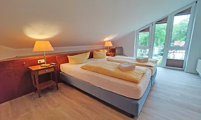 Schlafzimmer mit Doppelbett