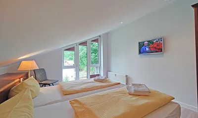 Schlafzimmer mit Doppelbett