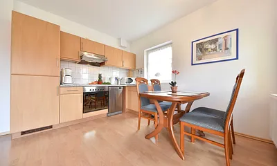 Küchenzeile mit Esstisch