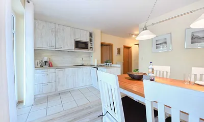 Küchenzeile mit Esstisch