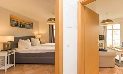 Wohnungsflur mit Blick ins Hauptschlafzimmer