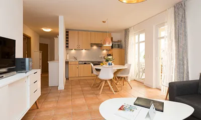 Wohnbereich mit offener Küche und Esstisch