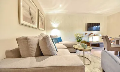 gemütliche Couch im Wohnbereich