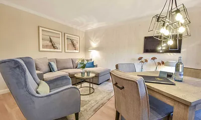 Wohnbereich mit Relaxsessel und Esstisch